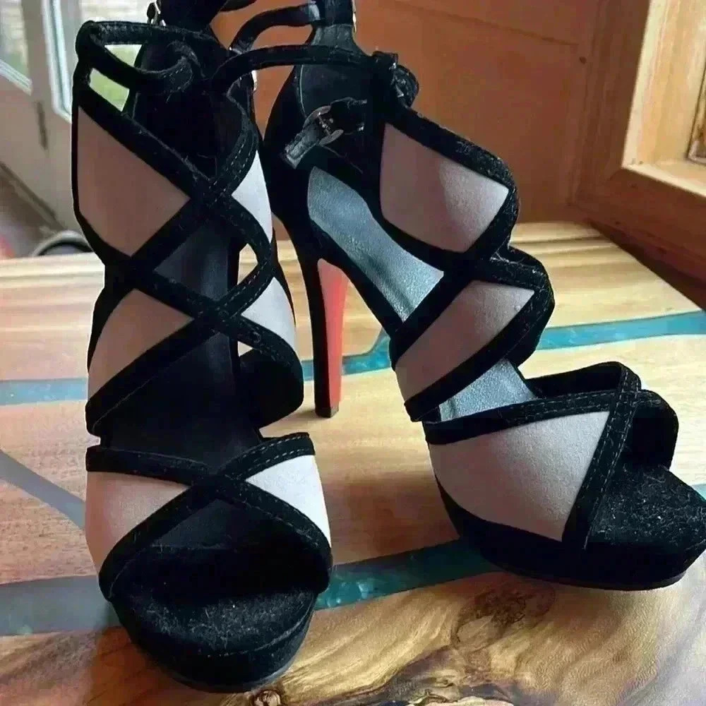 Eye-catching woman’s size 41 Jingpin heels.